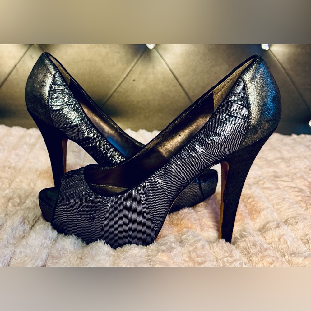 🖤 Vince Camuto “Moda” Graphite Metallic Heels – Size 9